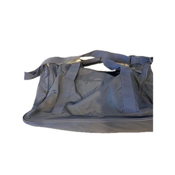 Reebok Medium 20"x10"x10" Lavender Duffel Gym Bag - Picture 4 of 7